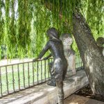 Estatua de Mujer Mirando al Río Arlanzón