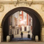 arco de santa maria entra a la plaza del rey san fernando